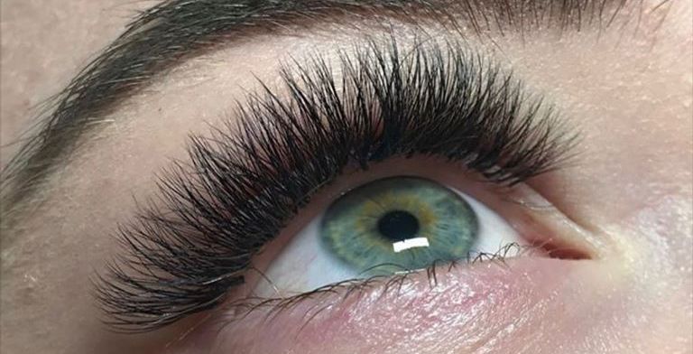 Wimpernstylistin